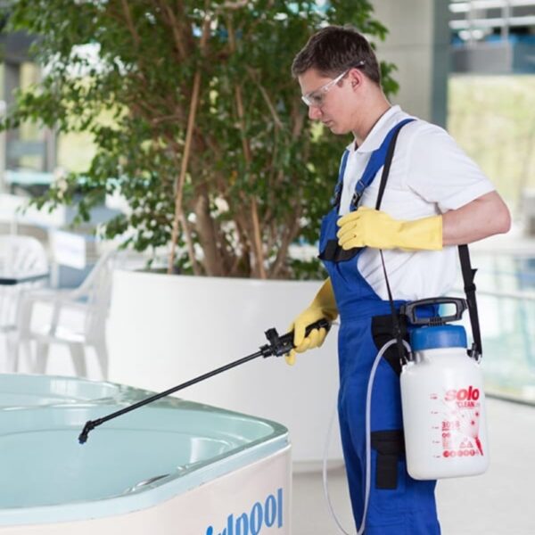 Solo-Alkaline-Manual-Pressure-Sprayer